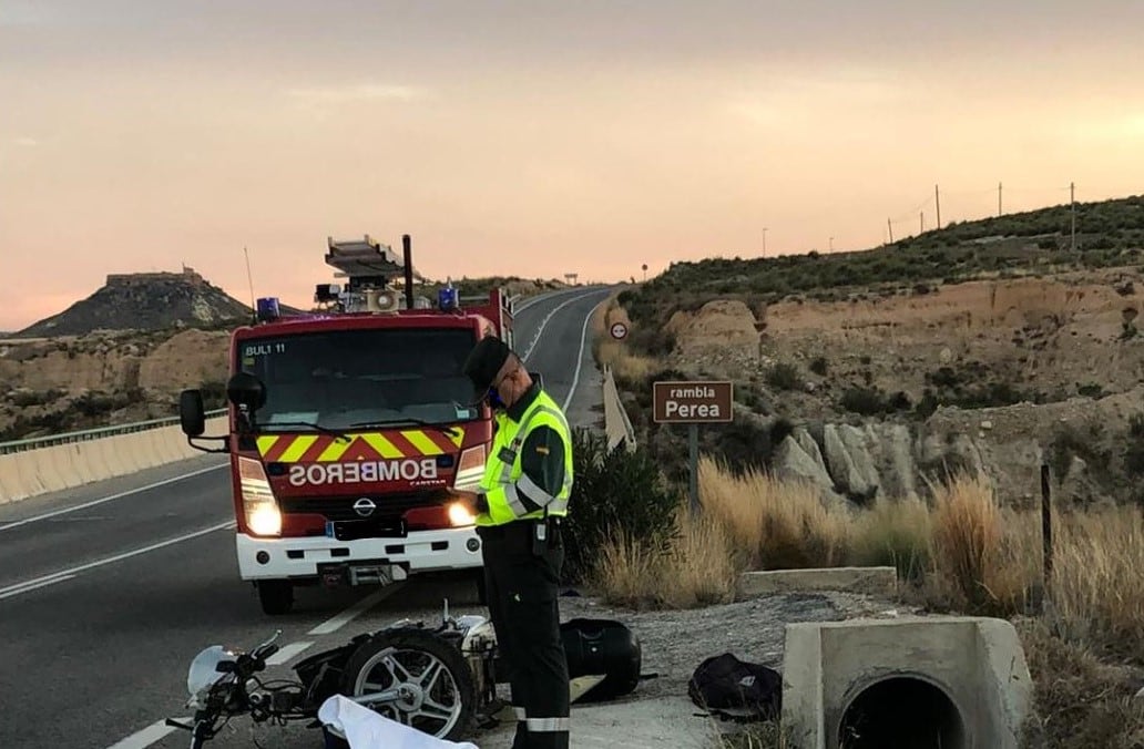 Una joven de 17 años fallece al salir su moto de la calzada y caer en una cuneta de la carretera de Yechar