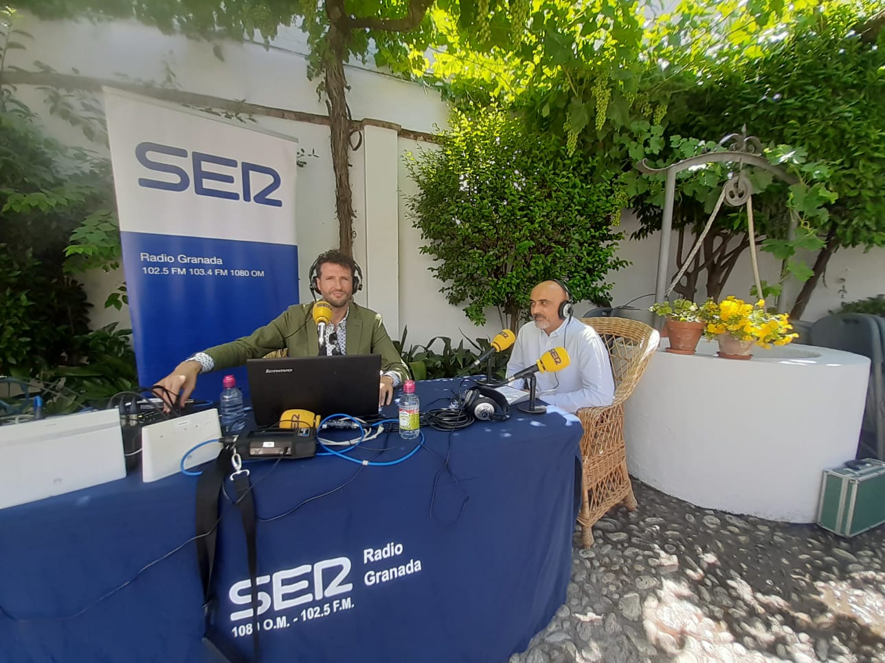 Uno de los programas en exteriores de Radio Granada con Enrique Árbol y el alcalde de Fuente Vaqueros, José Manuel Molino Alberto, en el patio de la casa natal de Federico García Lorca en esta localidad