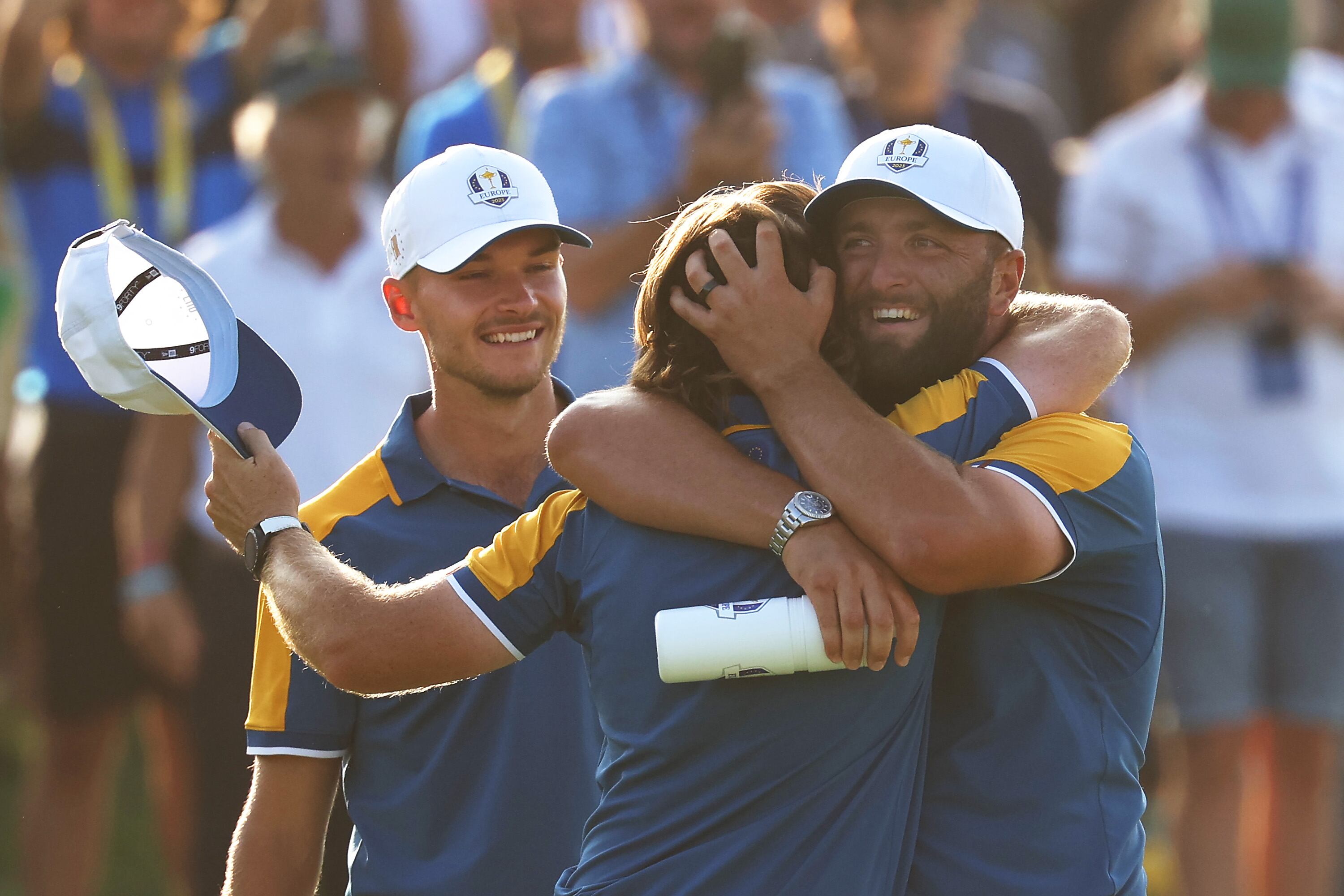 Fleetwood celebra su victoria con Jon Rahm y Nicolai Hojgaard.