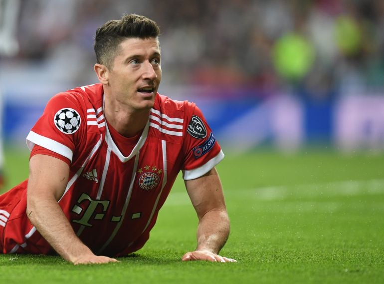 Lewandowski en el suelo en su último partido de Champions con el Bayern tras caer contra el Madrid