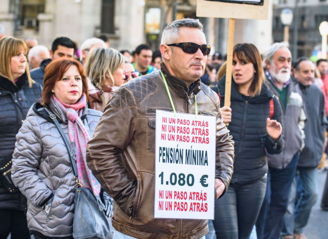 Cientos de personas han denunciando este miércoles ante las sedes en Bilbao del PNV, PSE-EE y PP el rechazo de estos partidos a tramitar en el Parlamento Vasco la Iniciativa Legislativa Popular (ILP) que pretendía, con el aval de 51.000 firmas, mejorar la Renta de Garantía de Ingresos 