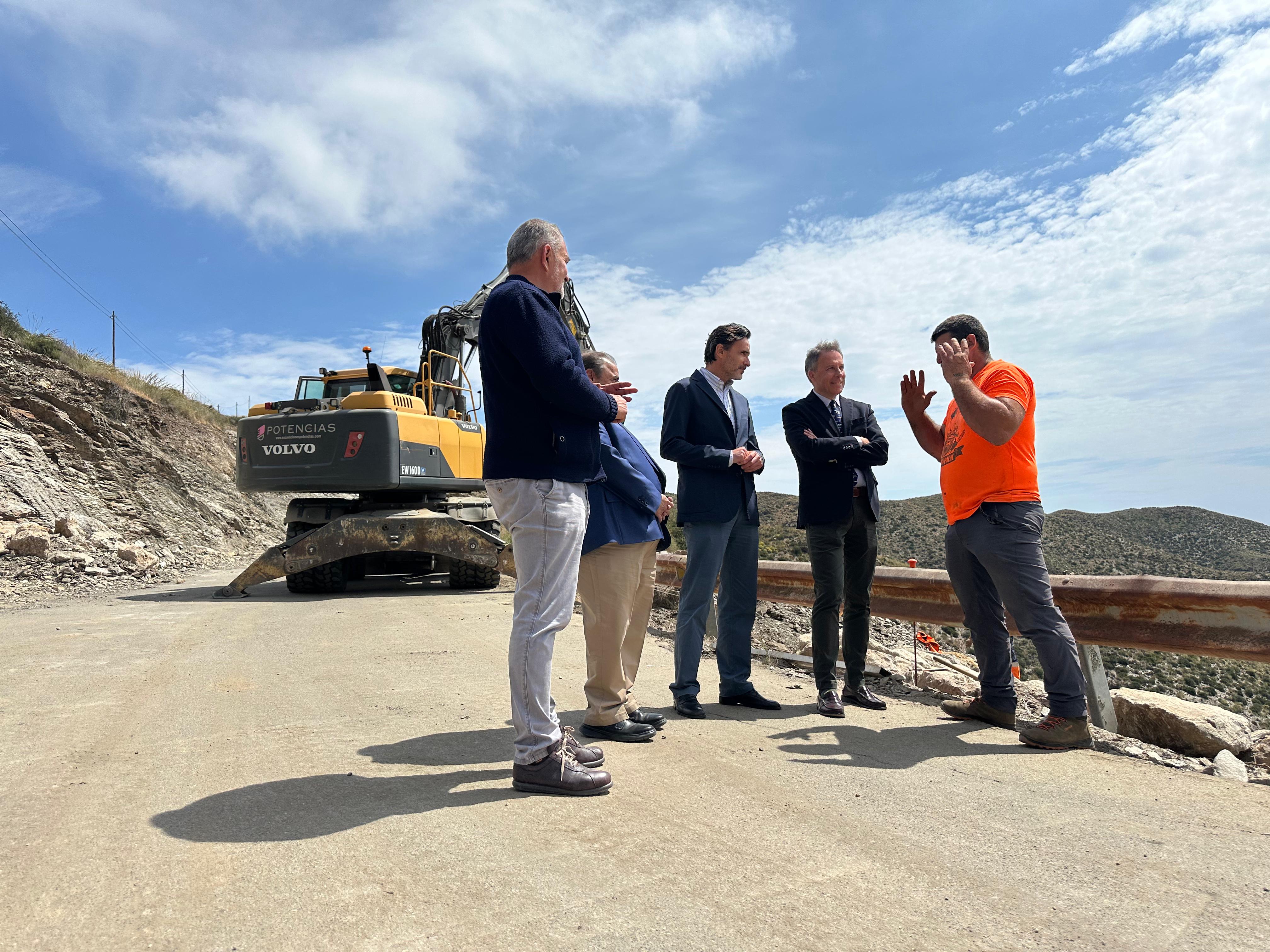 l consejero Jorge García Montoro y el alcalde Fulgencio Gil visitan las obras de protección de la carretera regional que une las pedanías lorquinas de El Garrobillo y Ramonete (RM-D20), dañada por el último episodio de lluvias.