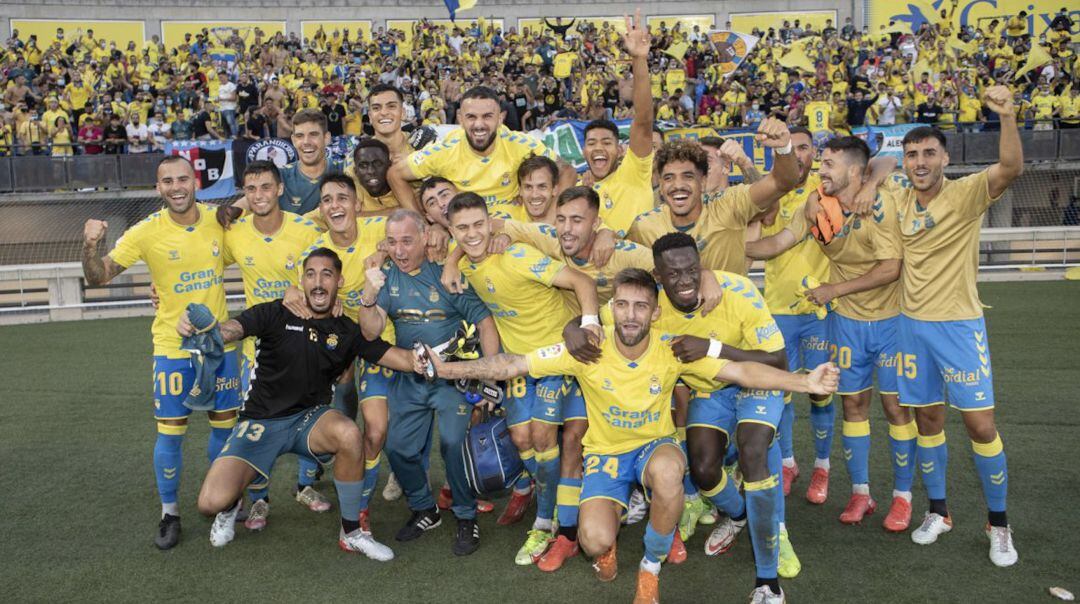 La plantilla amarilla tras el triunfo en el derbi en el Gran Canaria.