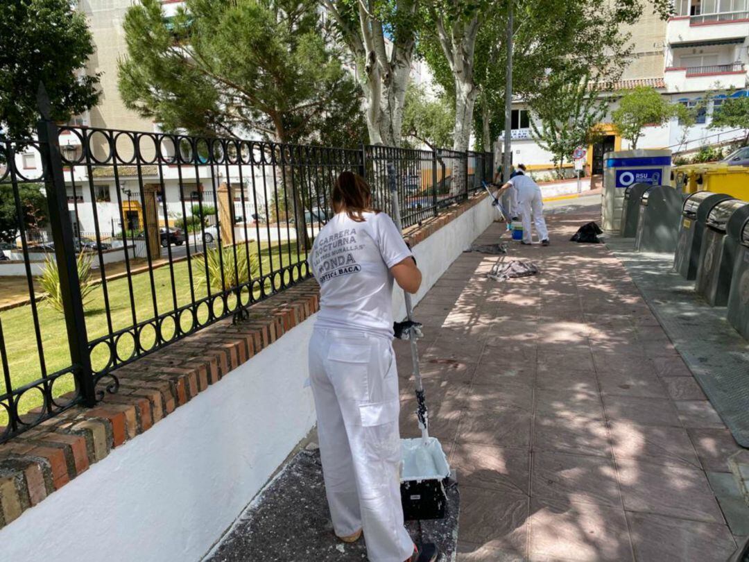 Trabajos de pintura en el barrio de San Rafael