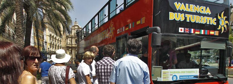 Un grupo de turistas visitando Valencia