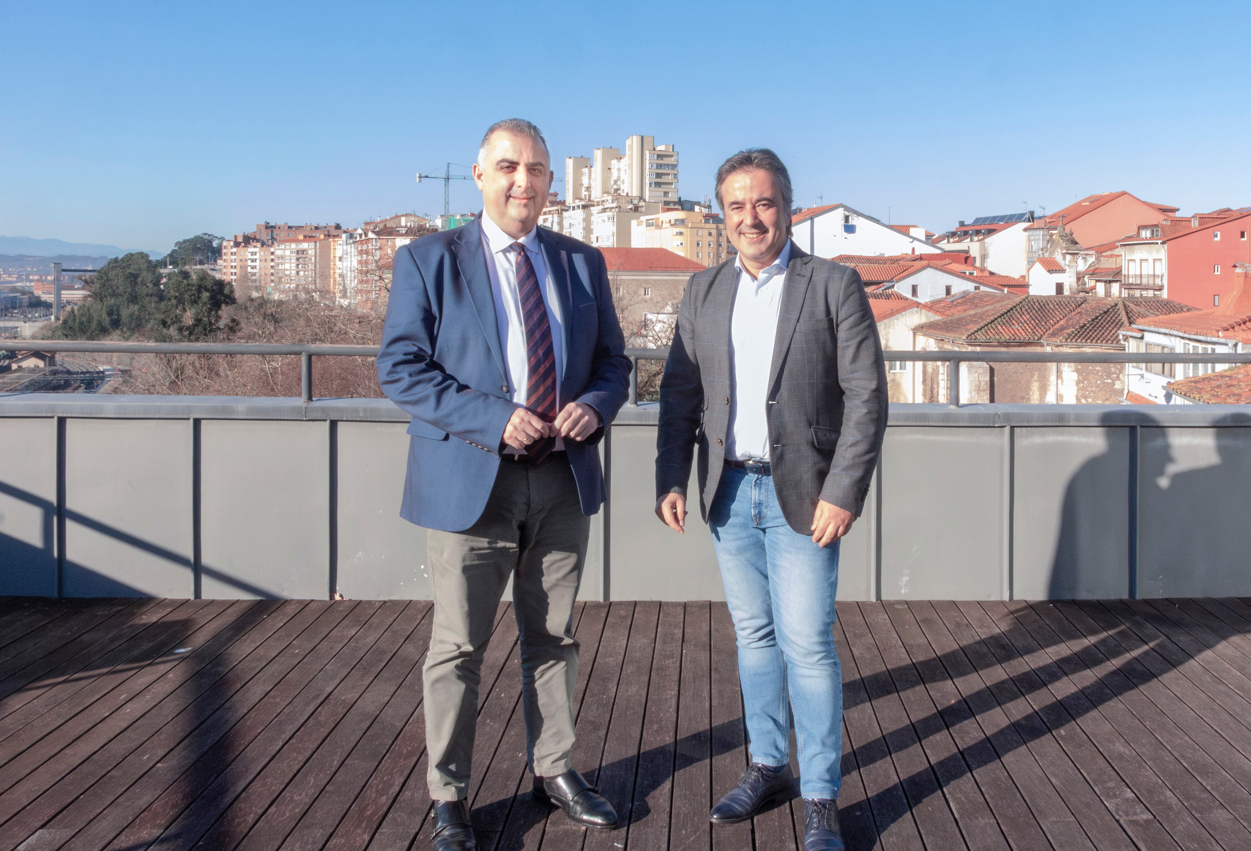 El consejero de Fomento, Ordenación del Territorio y Medio Ambiente, Roberto Media, recibe al alcalde de Camargo, Diego Movellán.