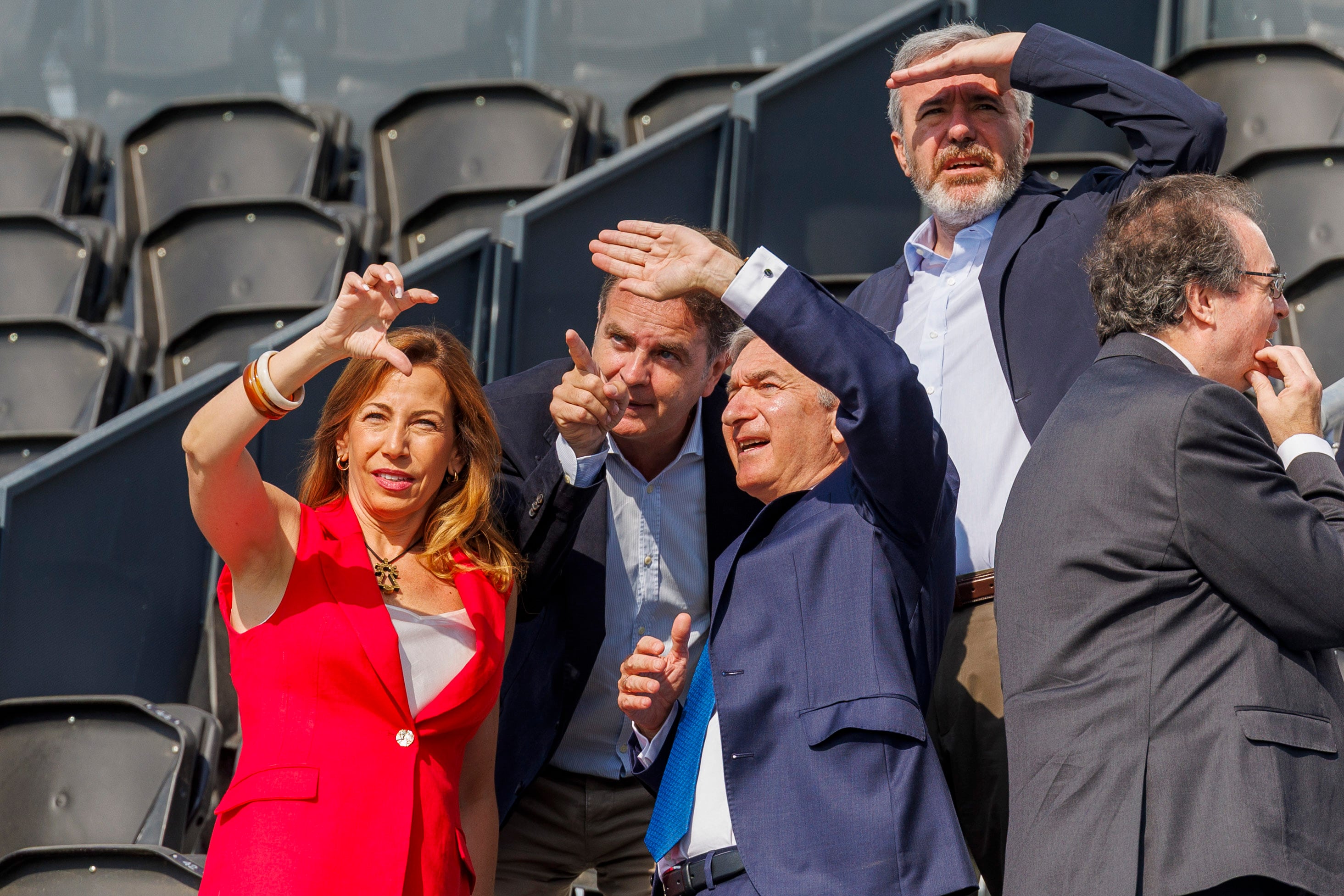 ZARAGOZA, 01/07/2025.- El presidente de Aragón, Jorge Azcón (d), la presidenta del Consejo de Administración de La Nueva Romareda y alcaldesa de Zaragoza, Natalia Chueca (i), y el consejero delegado de Ibercaja Banco, Víctor Iglesias (2d) atienden a las explicaciones del consejero regional de Hacienda y Administración Pública, Roberto Bermúdez de Castro (2i) antes de firmar el acuerdo de los derechos de nombre del estadio modular y de la nueva Romareda, que se denominarán Ibercaja Estadio e Ibercaja Romareda, este martes. EFE/Javier Cebollada