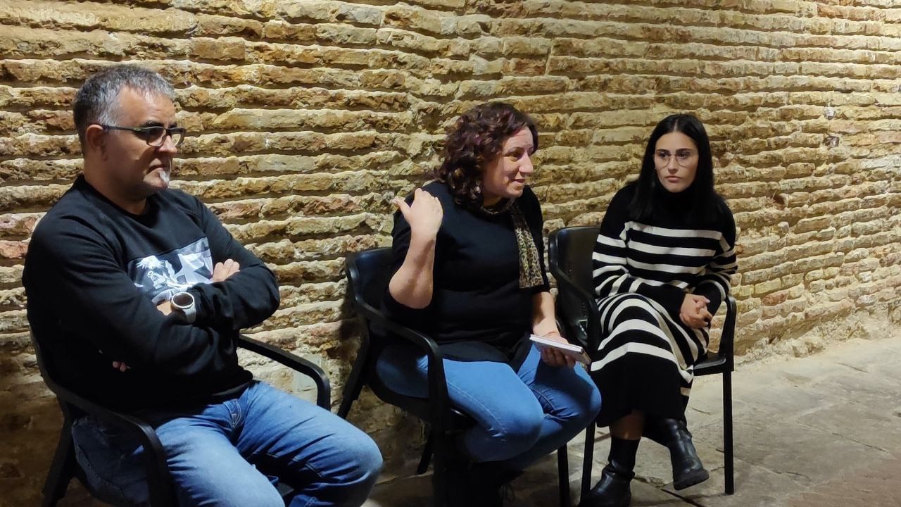 Marta de Santos, en el centro; y a la izquierda de la imagen, Andoni Corrales