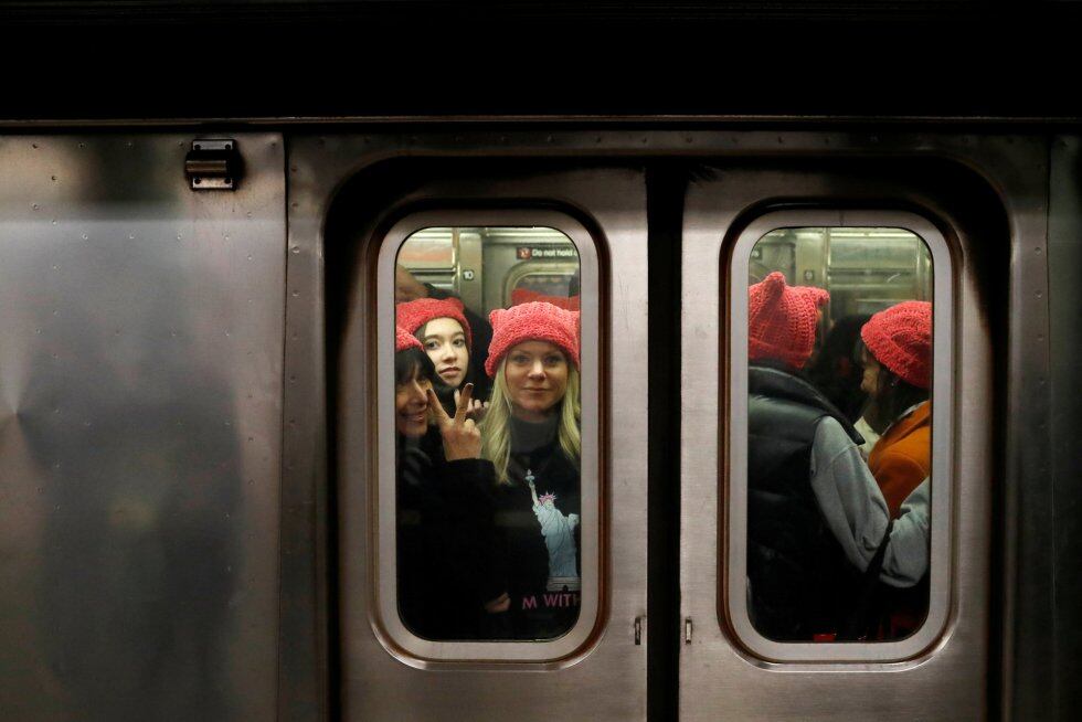 Un grupo de personas en el metro de Nueva York