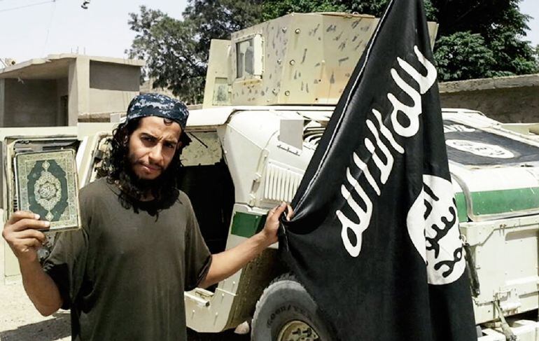 Abdelhamid Abaaoud, también conocido como Abū &#039;Umar al-Beljīkī (Abu Omar El belga), en una fotografía de la publicación del autodenominado Estado Islámico