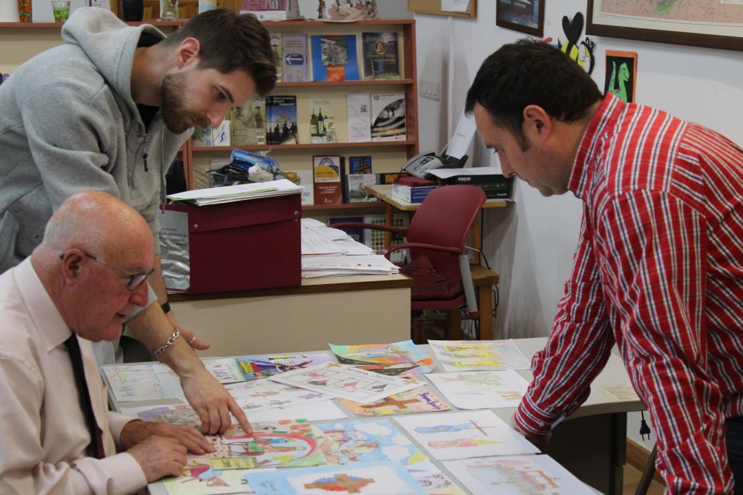 Reunión del jurado del concurso de dibujo sobre la Semana Santa en Tierras de Medina