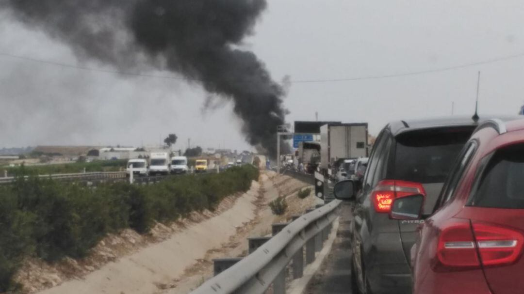 Así era la columna de humo provocada por el incendio del camión