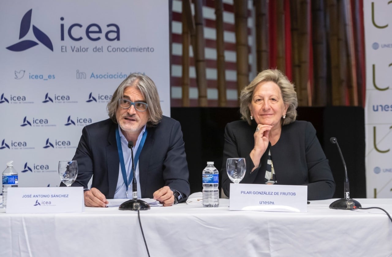 José Antonio Sánchez, director general de ICEA. y Pilar González de Frutos, presidenta de UNESPA, durante la presentación del informe