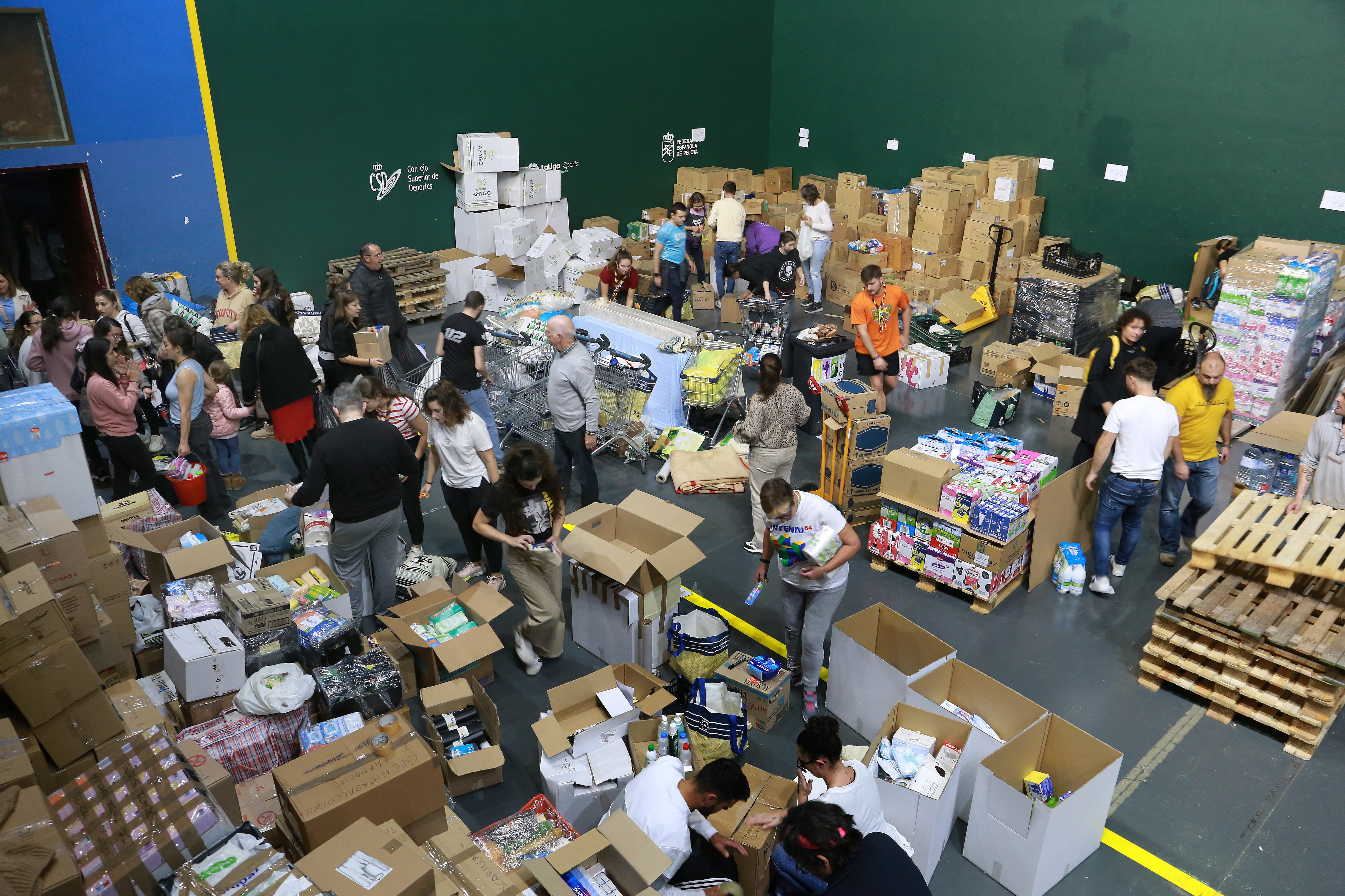 Mas de un centenar de voluntarios clasifican y paletizan ,en el pabellón de la Ensenada , las donaciones de los palentinos para su envio a Valencia