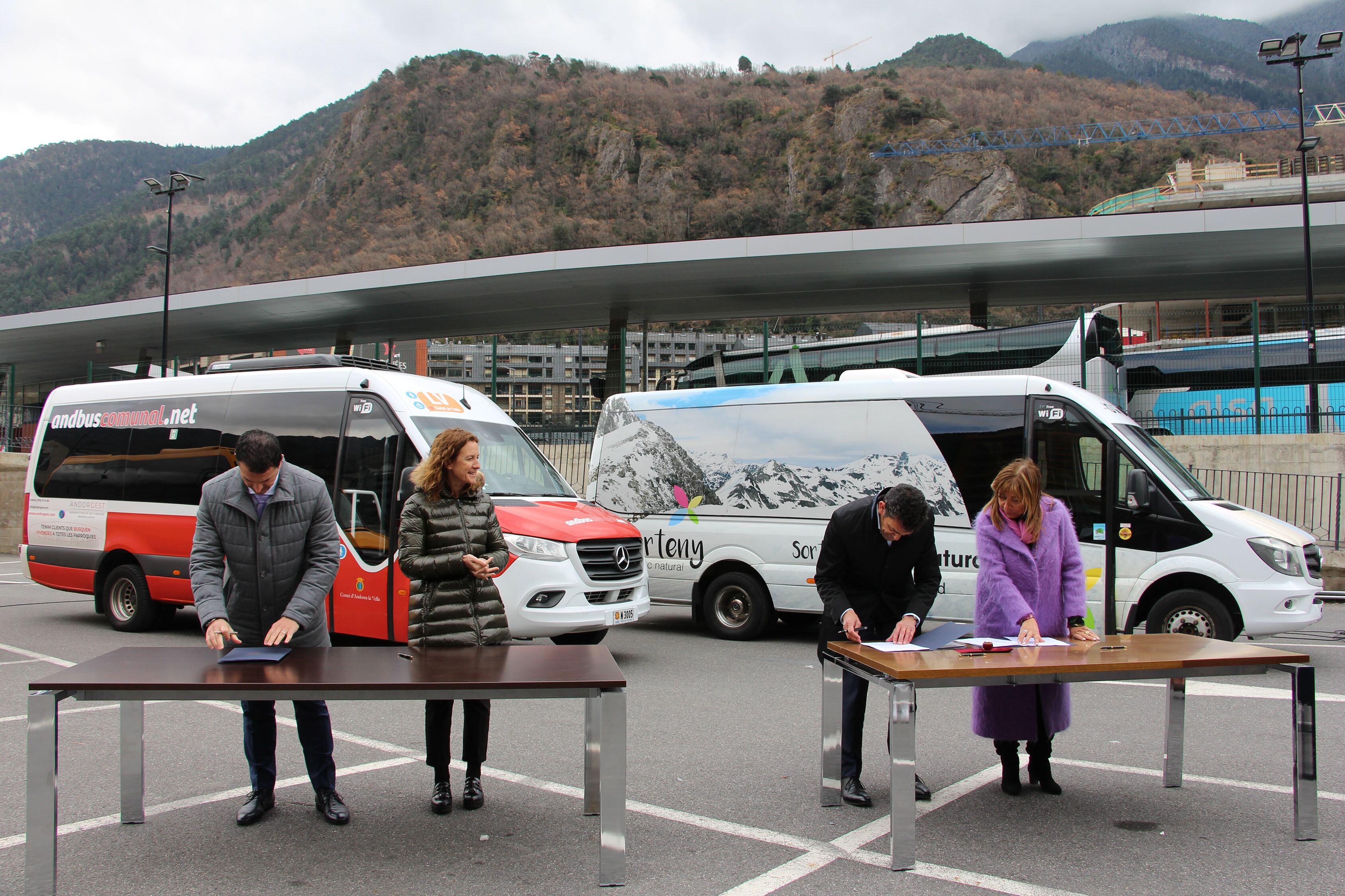 Els cònsols majors d'Andorra la Vella i Ordino, Conxita Marsol i Josep Àngel Mortés, respectivament, i els ministres de Presidència, Economia i Empresa, i de Medi Ambient, Agricultura i Sostenibilitat, Jordi Gallardo i Sílvia Calvó, respectivament, signant el conveni de col·laboració aquest dimarts.