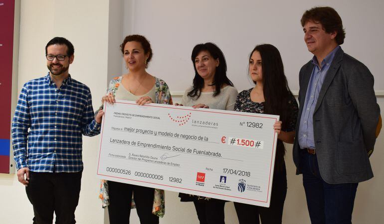 Entrega del premio al poryecto ganador de la Lanzadera de Emprendimiento.