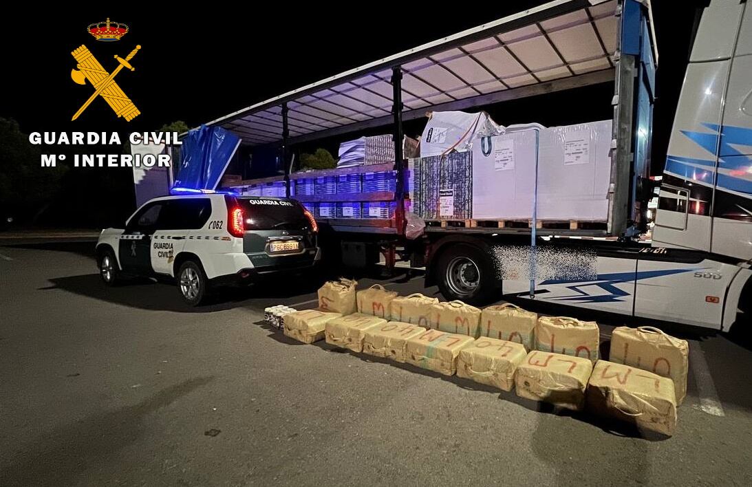 La Guardia Civil encontró 420 kilos de hachís en el interior del camión