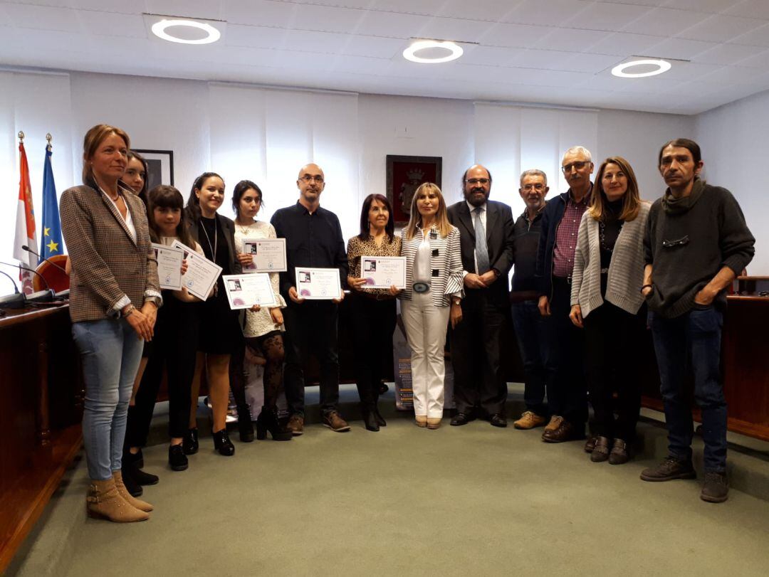 Los premiados posan con el jurado y los concejales