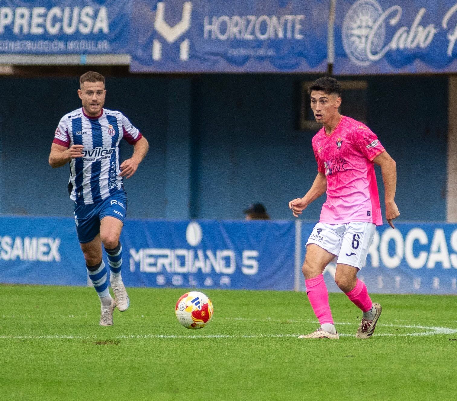 Pitu Doncel controla el balón durante el partido ante el Real Avilés