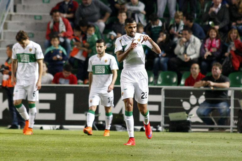 El delantero brasileño del Elche Jonathas Cristian de Jesus celebra el gol ante la Real