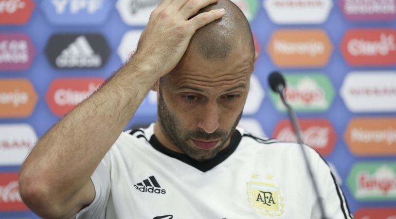 Mascherano atiende a la prensa en la sede argentina