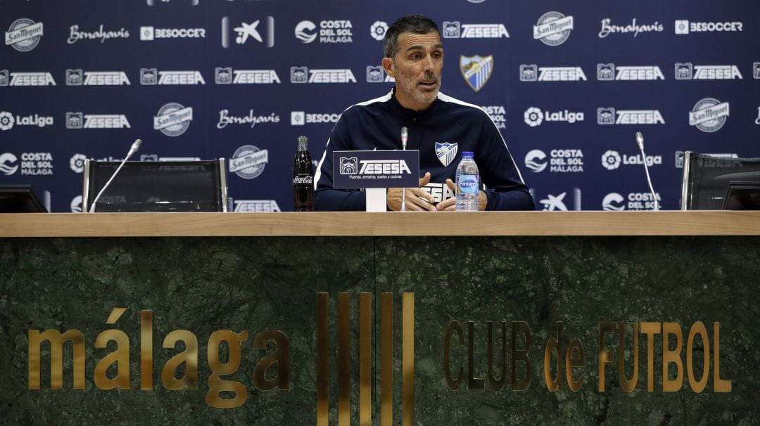 Juan Ramón Muñiz contesta una pregunta en la sala de prensa del estadio La Rosaleda