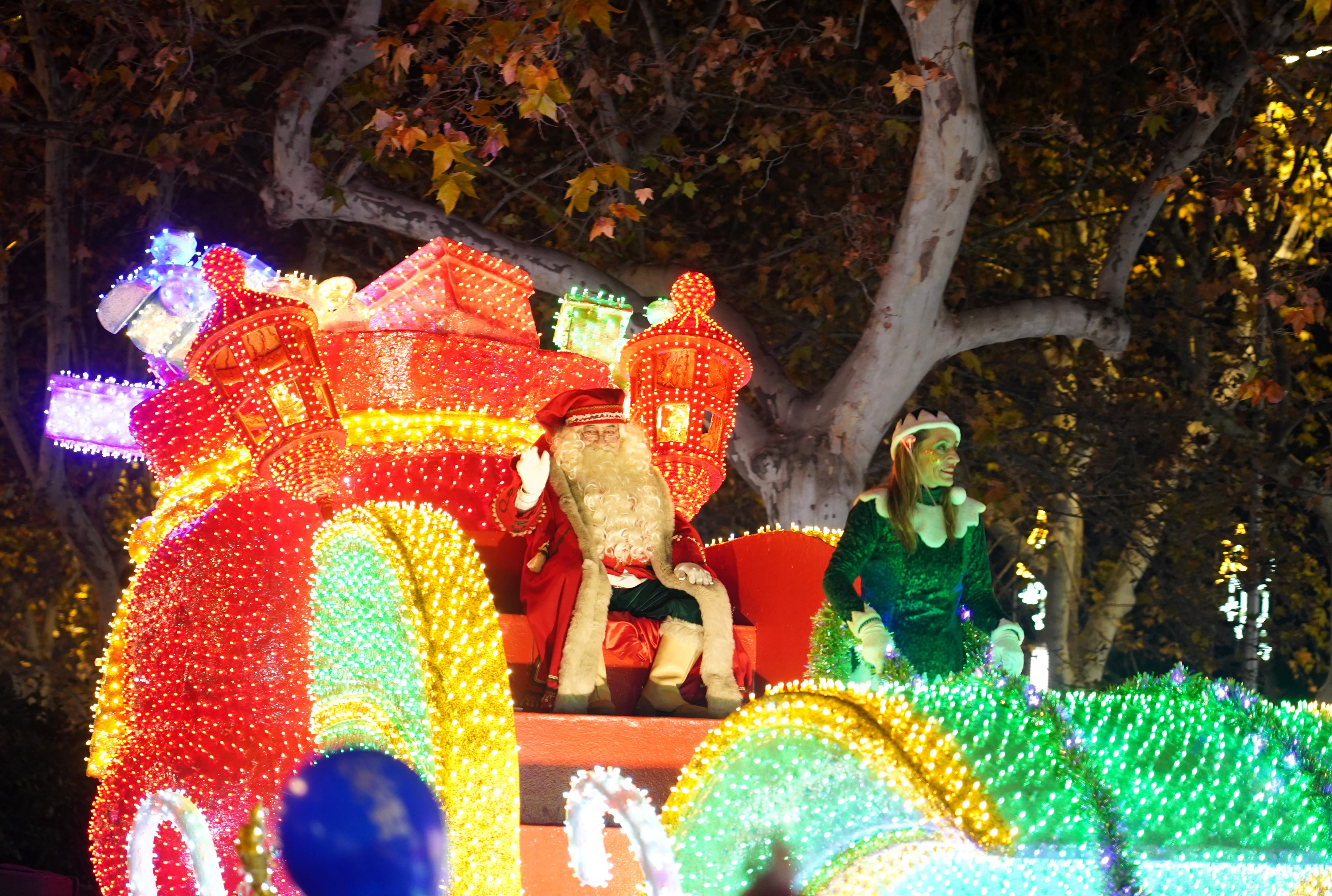 Papá Noel llegaba ayer a  Valladolid y hoy lo hrá a Palencia con su especial y colorida cabalgata, acompañado de sus renos y de todos sus ayudantes para repartir regalos e ilusión.