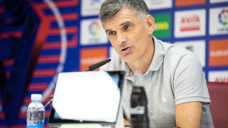 Mendilibar atiende a los medios en Ipurua