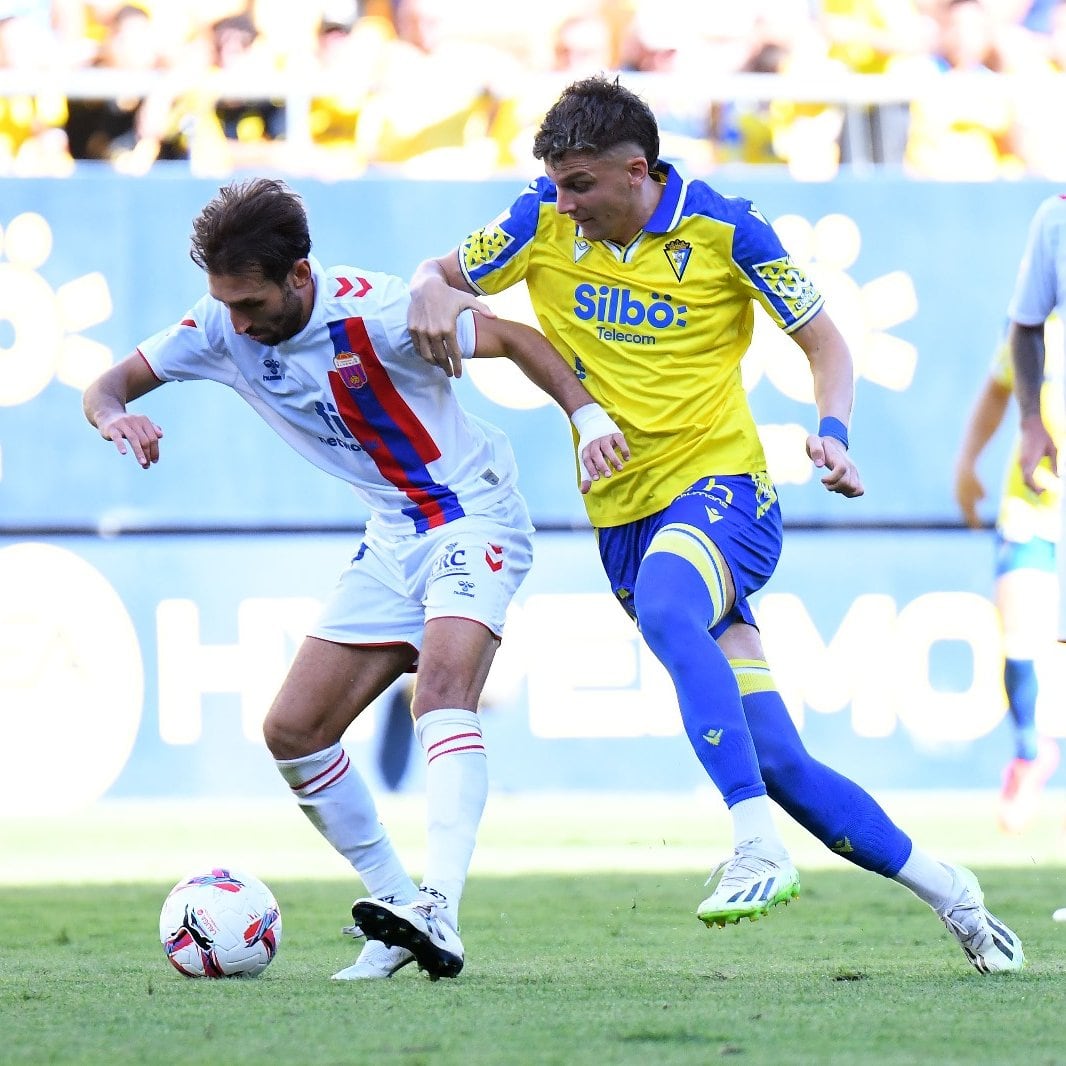 Iván Alejo en una disputa de balón frente al Eldense. Foto: Cádiz CF.