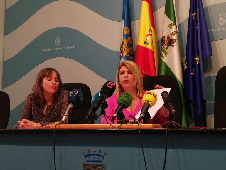 Mamen Sánchez, alcaldesa de Jerez y Laura Álvarez, delegada municipal de Juventud