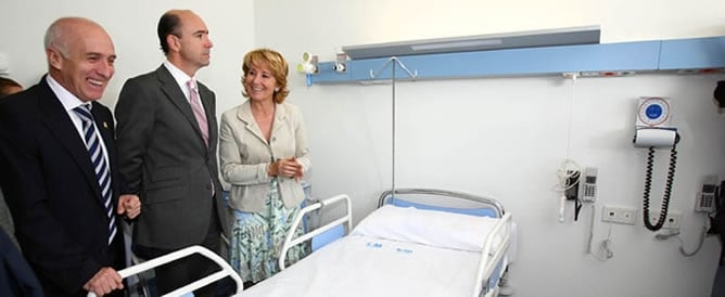 Manuel Lamela junto a Esperanza Aguirre durante la inauguración del hospital del Tajo en Aranjuez en abril de 2007.