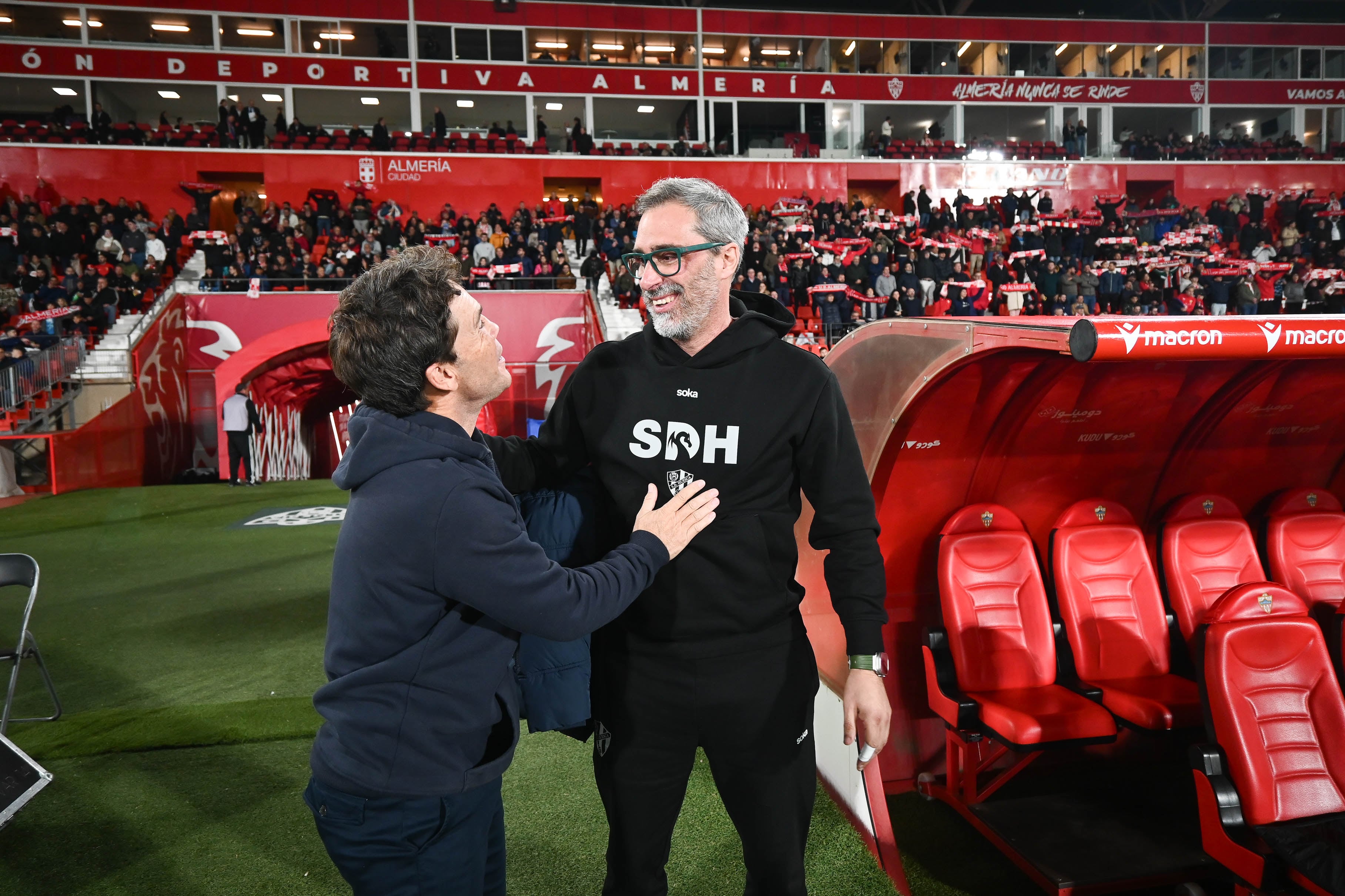Bolo saluda Rubi en el Almería-Huesca del Estadio de los Juegos Mediterráneos.
