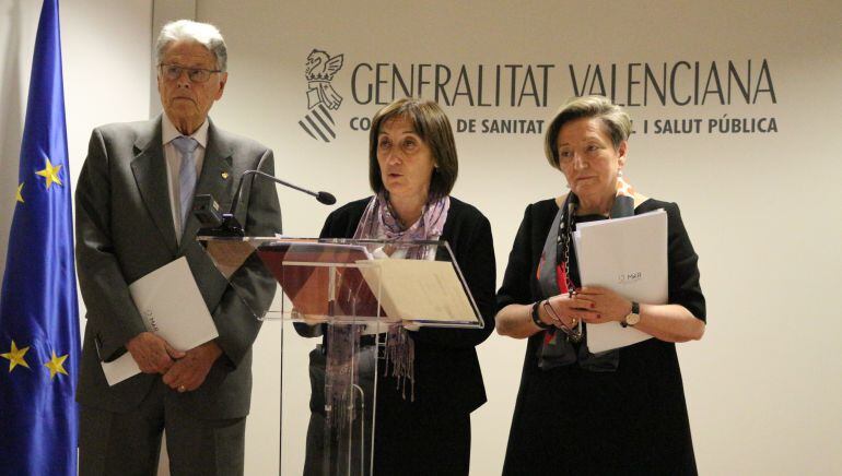 Secretaria autonómica de Sanidad, Dolores Salas, Presidente de la Real Academia de Medicina de Valencia, Antonio Llombart, y la Jefa de Servicio de Oncología Médica del Clínico de Valencia, Ana Lluch