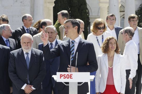 Pedro Sánchez con el consejo de expertos que reunió el pasado miércoles.