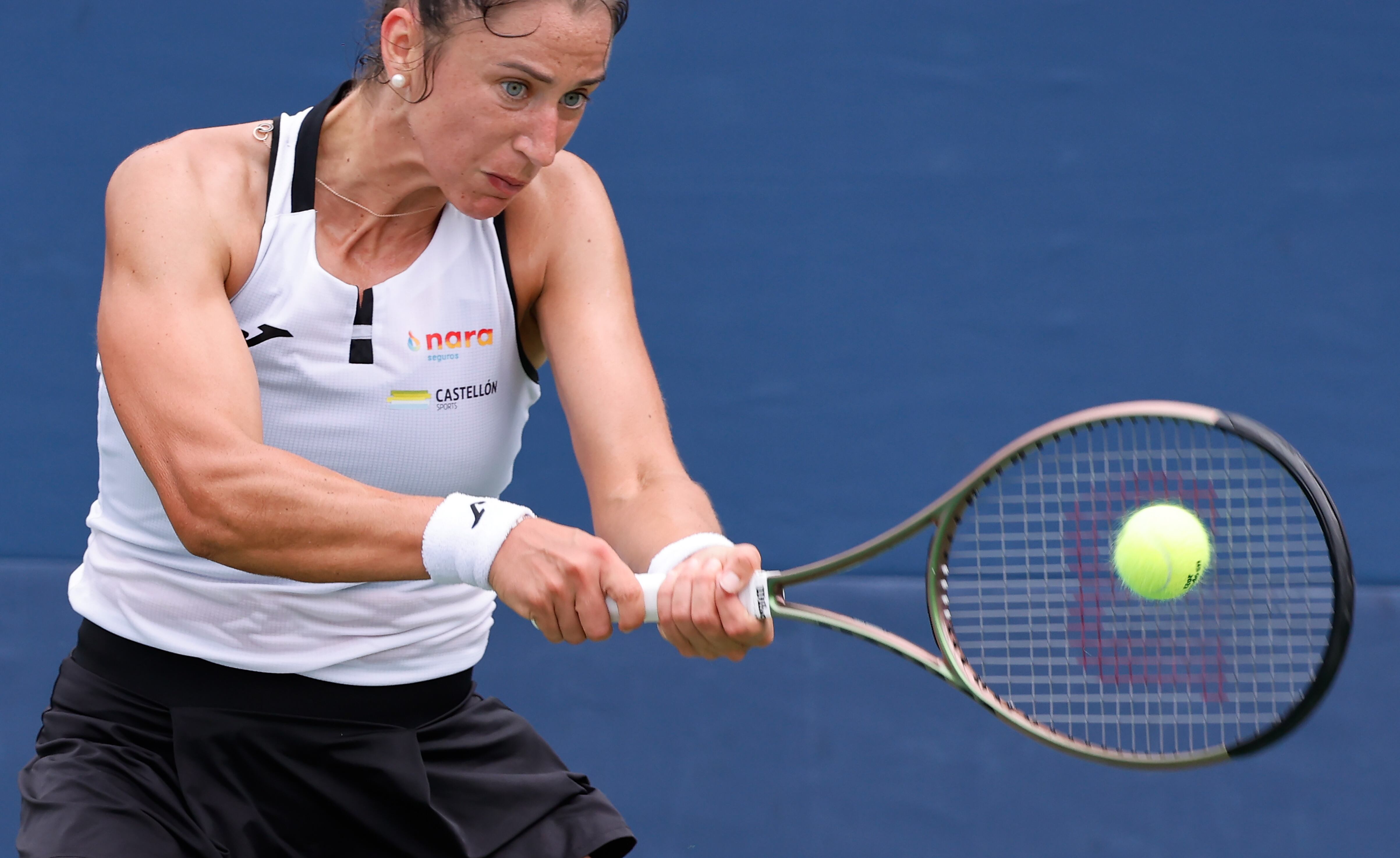 Flushing Meadows (United States), 28/08/2023.- Sara Sorribes Tormo of Spain returns the ball to Anhelina Kalinina of Ukraine during their first round match at the US Open Tennis Championships at USTA National Tennis Center in Flushing Meadows, New York, USA, 28 August 2023. The US Open runs from 28 August through 10 September. (Tenis, España, Ucrania, Nueva York) EFE/EPA/Peter Foley
