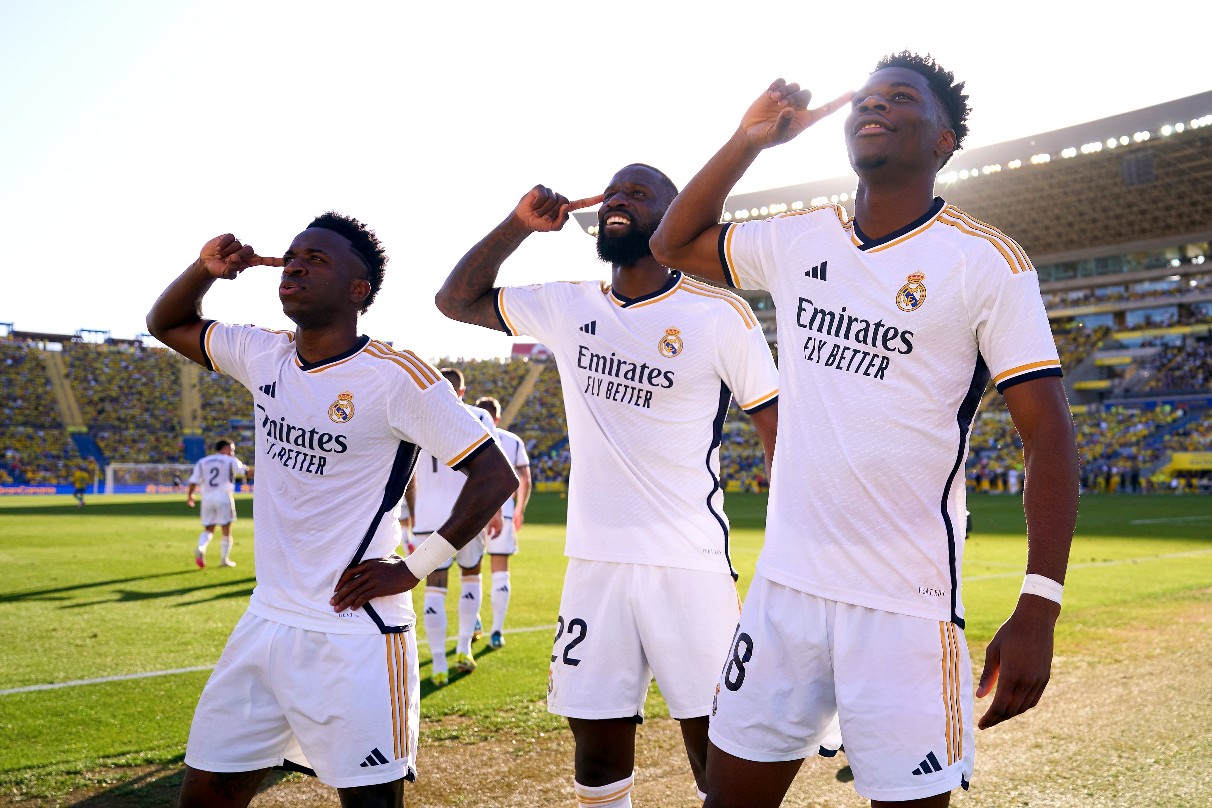 Vinicius, Tchouaméni y Rüdiger celebran el tanto del francés ante la UD Las Palmas. (Photo by Angel Martinez/Getty Images)