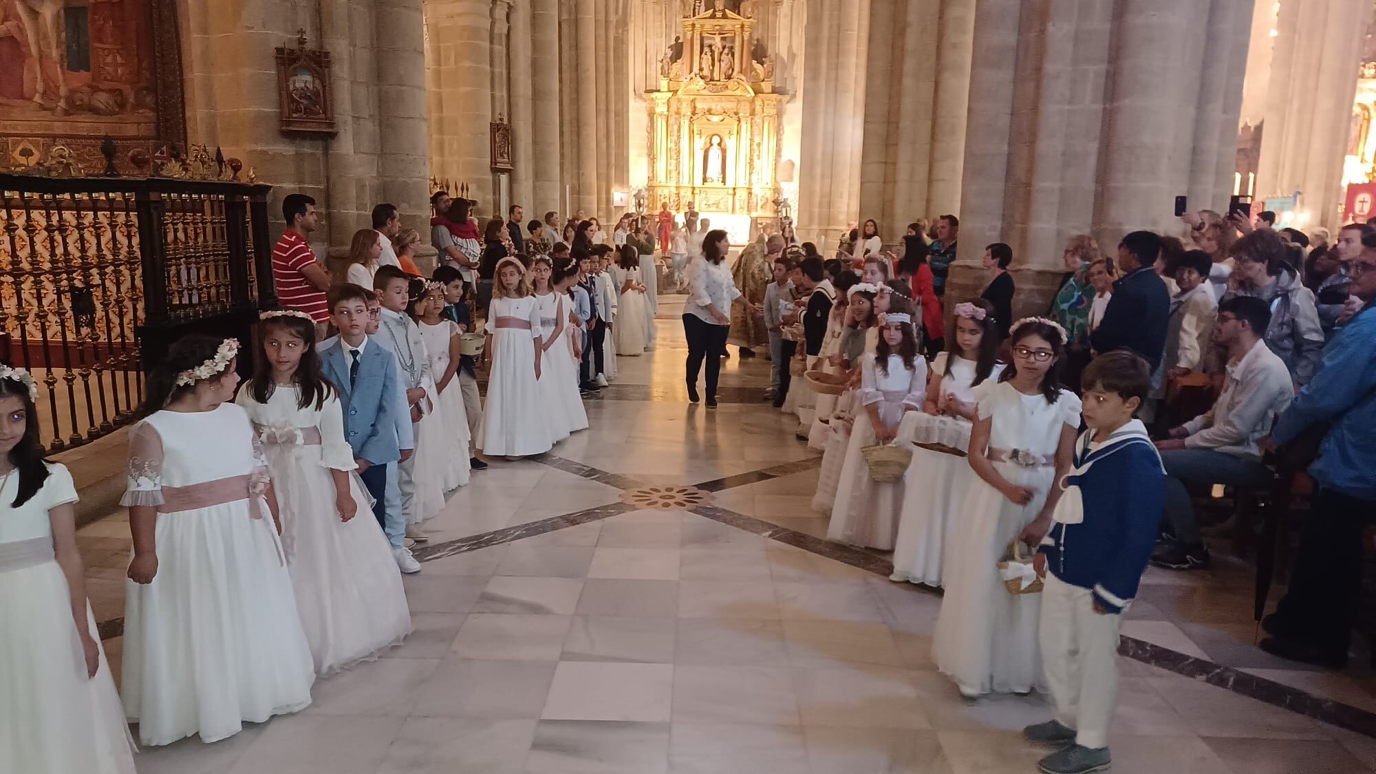 La procesión del Corpus se celebró por dentro de la Catedral