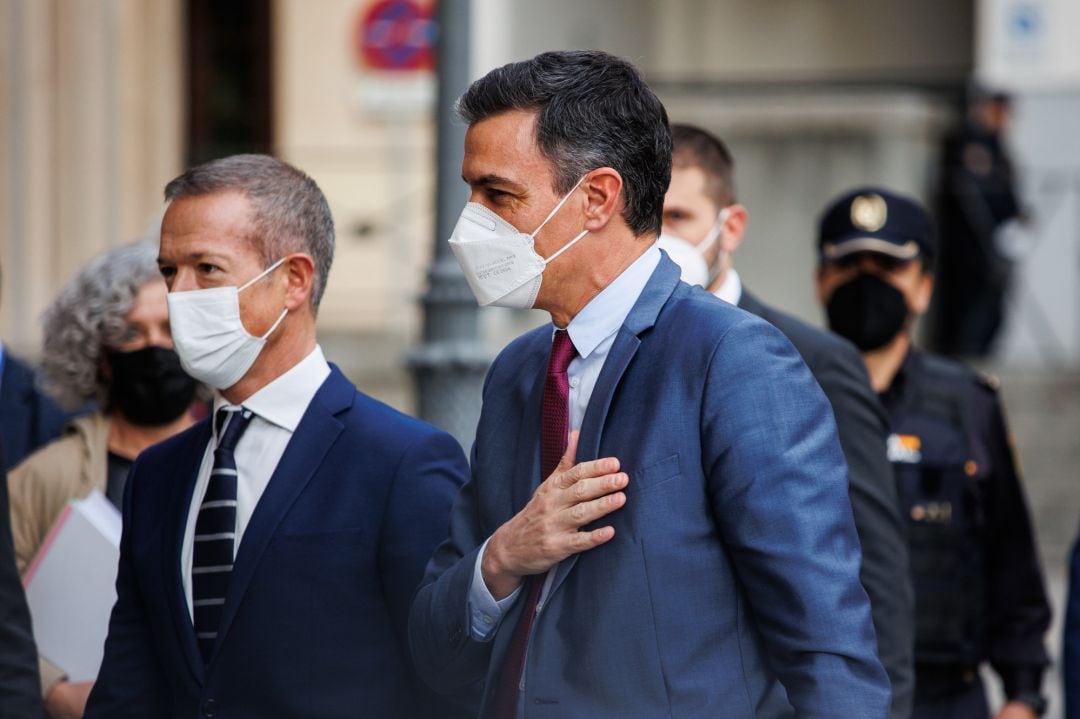 El presidente del Senado, Ander Gil (i) y el presidente del Gobierno, Pedro Sánchez (d), a su llegada a la Conferencia de Presidentes extraordinaria celebrada en el  Senado.