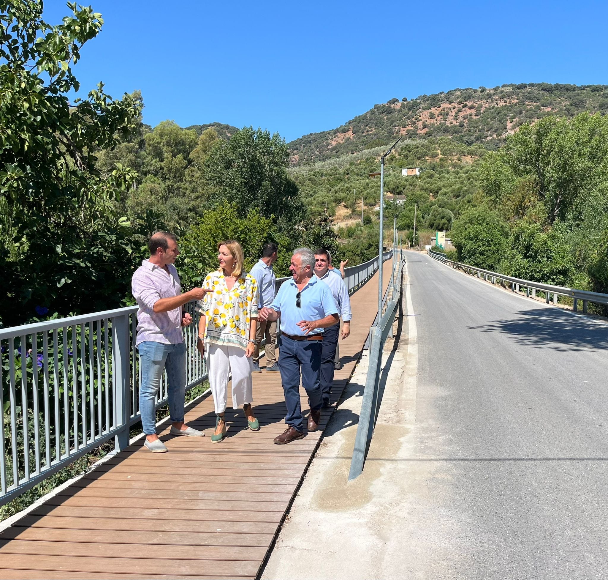 La delegada territorial de Fomento, Articulación del Territorio y Vivienda en Málaga, María Rosa Morales, junto a los alcaldes de Benalauría, Cristóbal Díaz, y de Cortes de La Frontera, José Antonio Zurera, han visitado hoy la nueva estructura