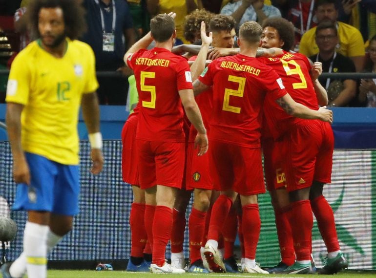 Los jugadores de Bélgica celebran ante la presencia de Marcelo