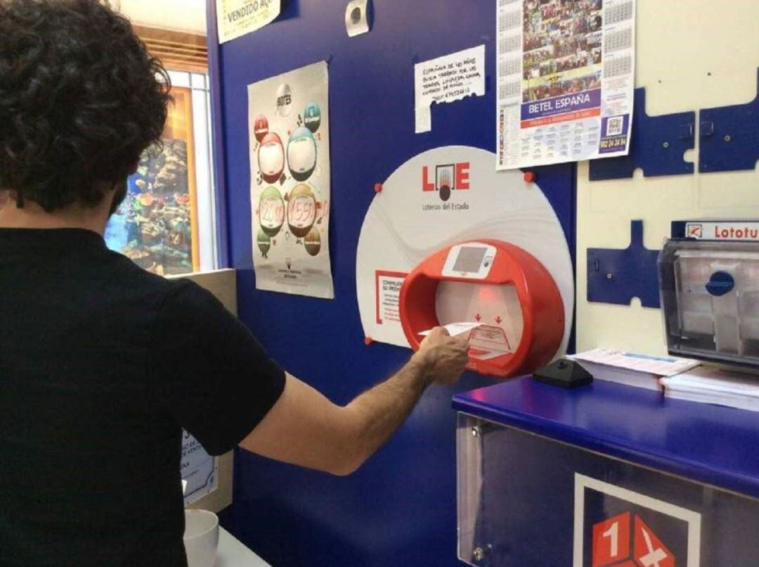 Un ciudadanos comprobando su boleto