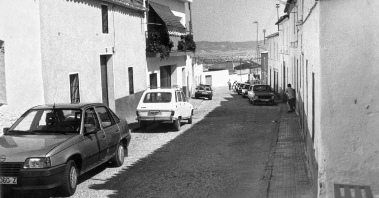 La calle y las manchas de sangre en el suelo son el recuerdo del tiroteo que llevaron a cabo los hermanos Antonio y Emilio Izquierdo contra los miembros de una familia rival, los Cabanillas, dejando a varias personas muertas un 26 de agosto de 1990. / FLO