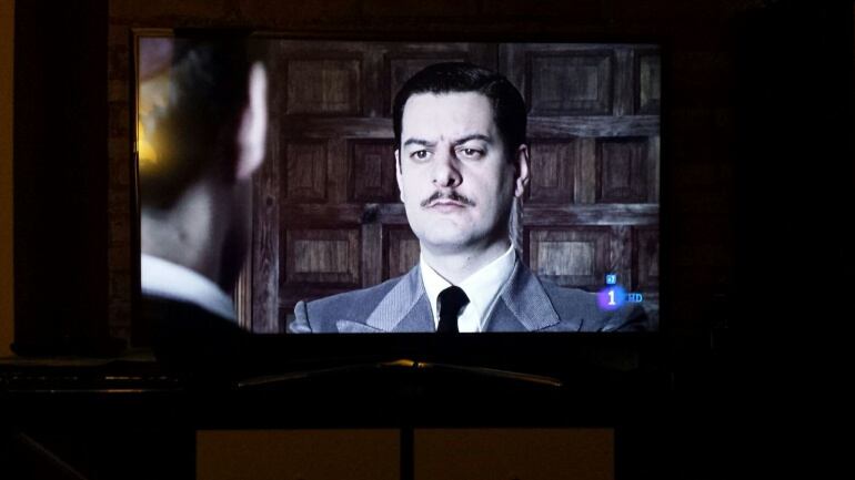 Carlos Galiana, que es actor, ha formado parte del reparto de varias producciones audiovisuales, entre ellas, la serie televisiva Tarancón