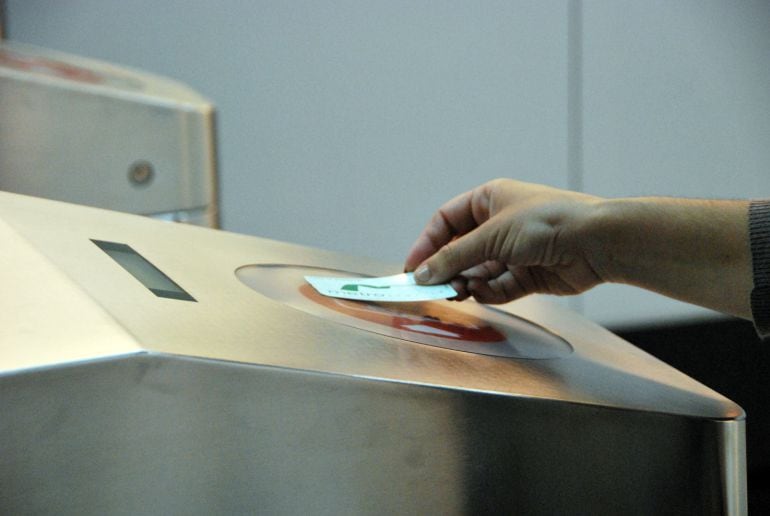 Usurio accediendo al Metro de Sevilla