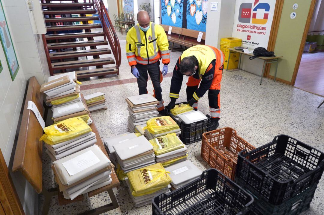 Organización de los libros de los colegios que se van a repartir en las casas