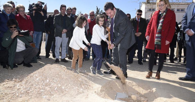 El presidente García-Page en el inicio de las obras del futuro colegio de Villamalea