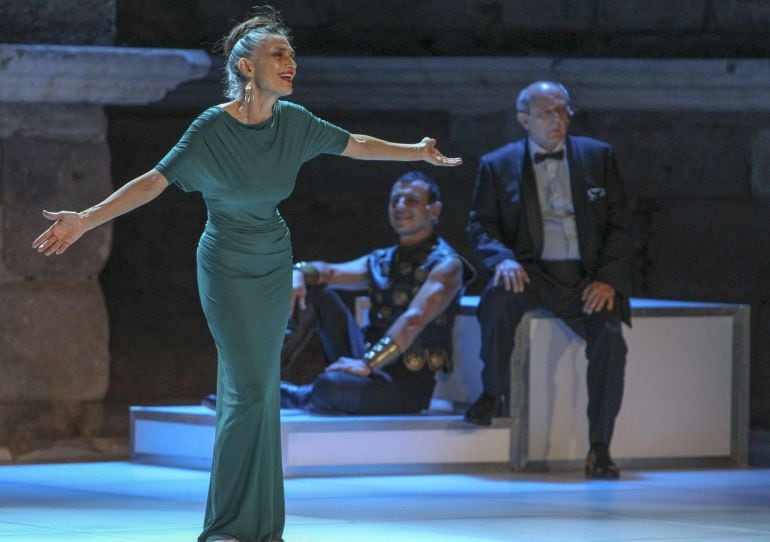 Ángela Molina, Emilio Gutiérrez Caba y Marcial Álvarez durante la representación de &quot;César y Cleopatra&quot; en el Teatro Romano de Mérida.