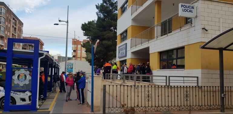 Voluntarios que se ofrecen a colaborar en la búsqueda de Petra Lara.