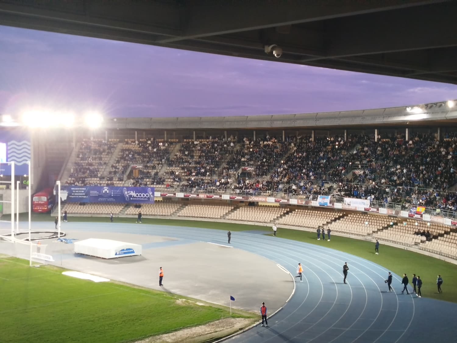 Imagen de Chapín con la escasa iluminación que obligó a detener el encuentro