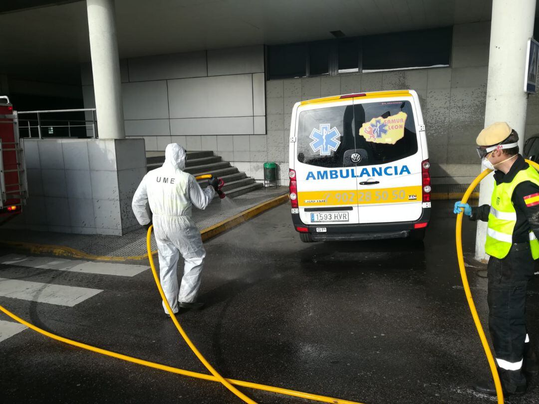 Soldados de la UME participando en distintas labores de desinfección en la provincia